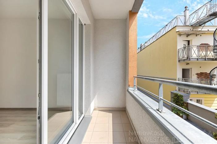 Pronájem bytu 1+kk, Praha - Vršovice, Petrohradská, 30 m2