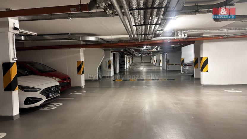 Prodej garážového stání, Praha, Názovská, 18 m2