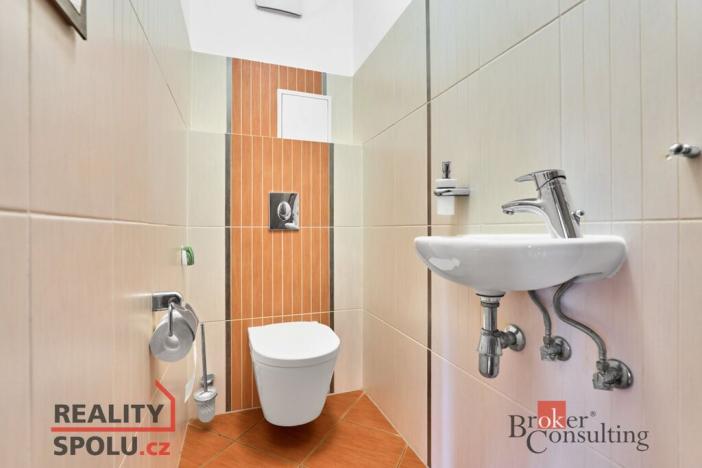 Prodej bytu 4+1, Karlovy Vary - Drahovice, Zbrojnická, 140 m2