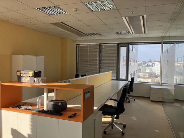 Pronájem kanceláře, Brno, Holandská, 250 m2