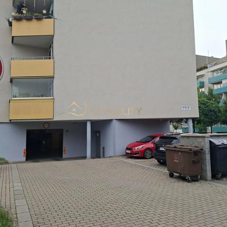 Pronájem garážového stání, Olomouc, gen. Píky, 12 m2