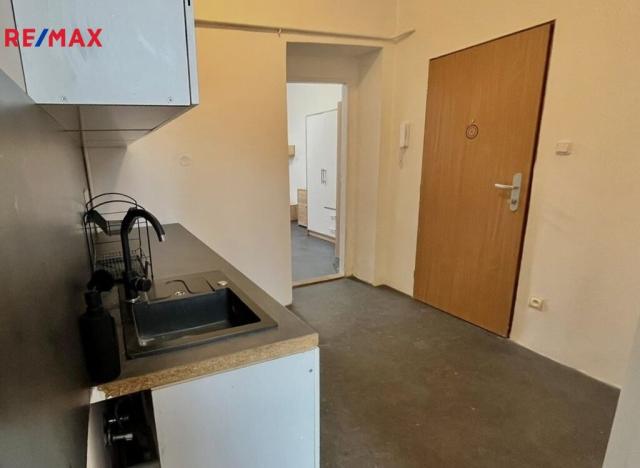 Prodej bytu 1+1, Karlovy Vary - Rybáře, nám. 17. listopadu, 33 m2