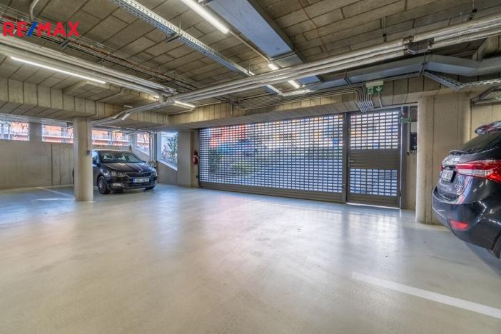 Pronájem garážového stání, Praha - Střížkov, Zakšínská, 15 m2