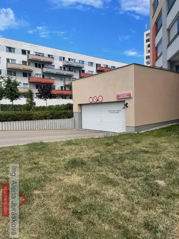 Pronájem garážového stání, Praha - Horní Měcholupy, Hornoměcholupská, 15 m2
