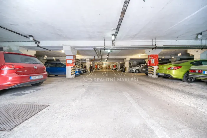 Prodej garážového stání, Praha, Ve Lhotce, 11 m2