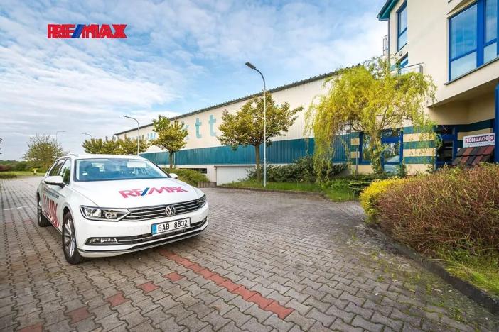 Prodej kanceláře, Strančice, 2325 m2