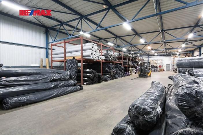 Prodej kanceláře, Strančice, 2325 m2