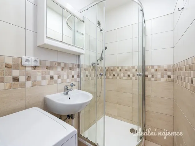 Pronájem bytu 1+kk, Praha - Troja, Mazurská, 30 m2