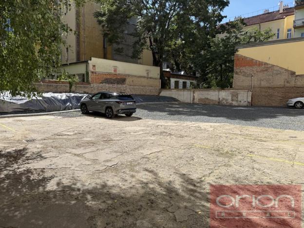 Pronájem garážového stání, Praha - Vinohrady, Italská, 16 m2