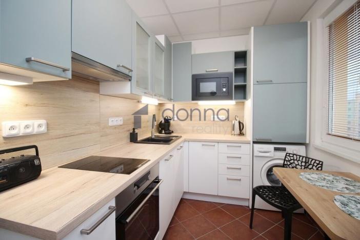 Pronájem bytu 2+1, Praha, Přesličková, 56 m2