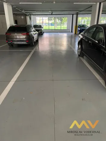 Pronájem garážového stání, Hradec Králové - Slezské Předměstí, Kubelíkova, 12 m2