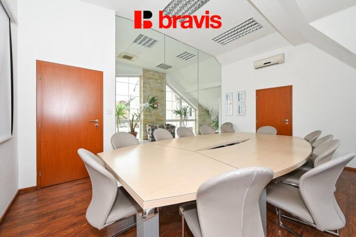 Pronájem kanceláře, Hradčany, Tišnovská, 1016 m2