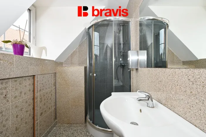 Pronájem kanceláře, Hradčany, Tišnovská, 1016 m2