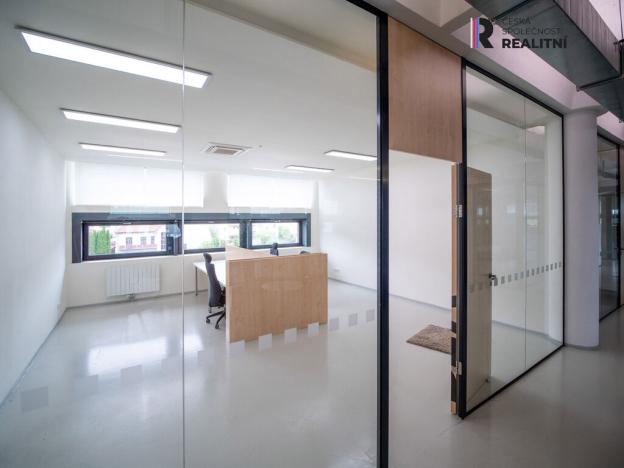 Pronájem kanceláře, Zlín - Prštné, třída Tomáše Bati, 35 m2