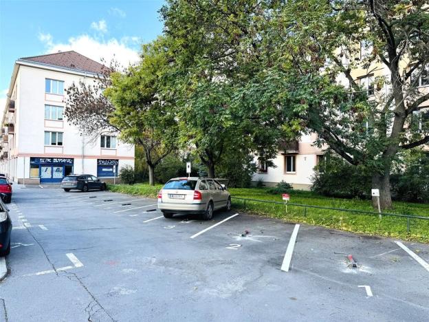 Pronájem garážového stání, Praha, Černokostelecká, 13 m2