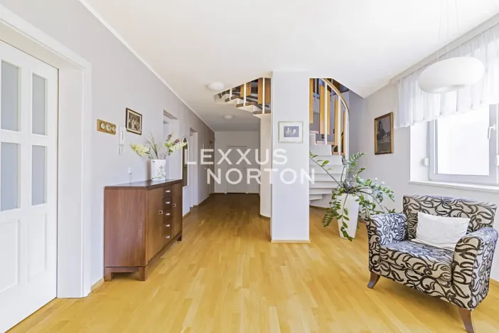 Prodej rodinného domu, Kamenice, Kruhová, 355 m2