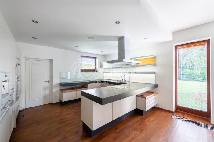 Pronájem vily, Statenice, U Školy, 364 m2