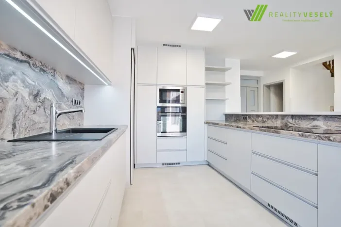 Prodej rodinného domu, Lužice, 190 m2