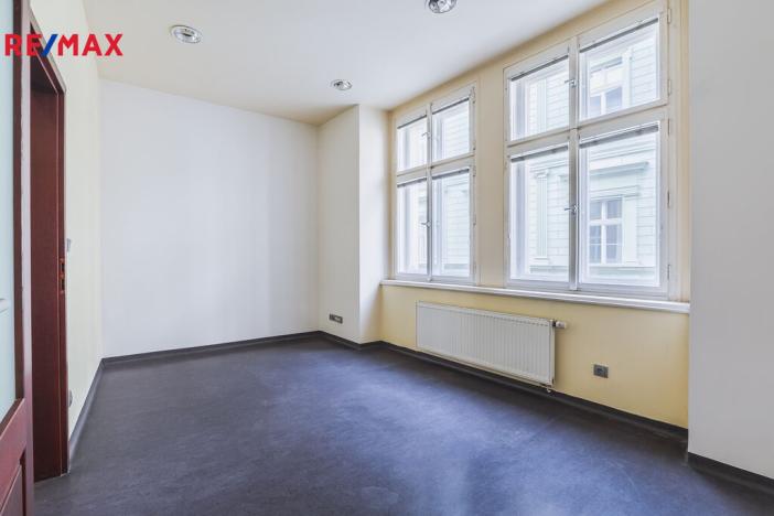 Pronájem obchodního prostoru, Praha - Staré Město, Staroměstské náměstí, 350 m2