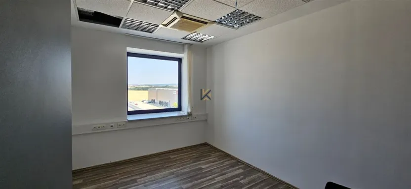 Pronájem kanceláře, Nupaky, okres praha-východ, 555 m2