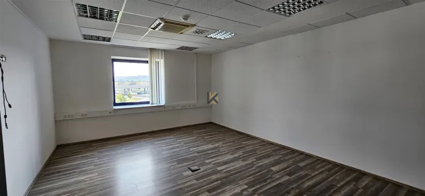 Pronájem kanceláře, Nupaky, okres praha-východ, 555 m2