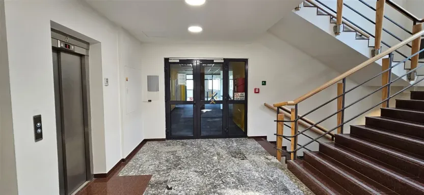 Pronájem kanceláře, Nupaky, okres praha-východ, 555 m2