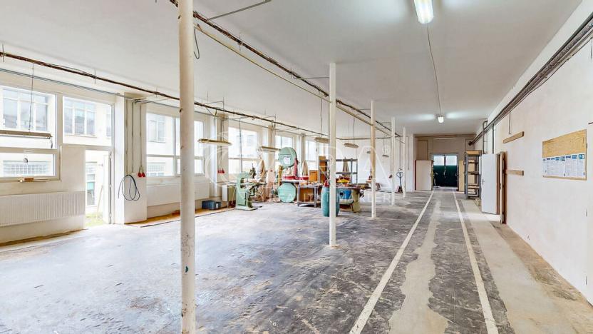 Prodej skladu, Luby, 1700 m2