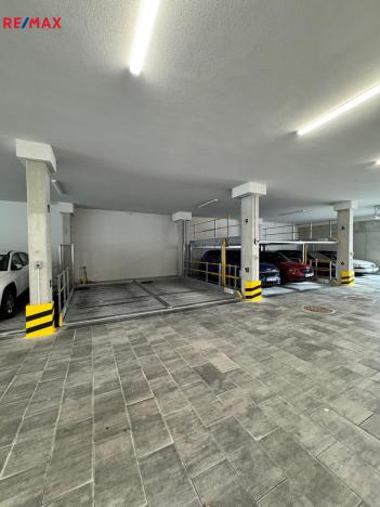 Pronájem garážového stání, Praha - Libeň, Primátorská, 2590 m2