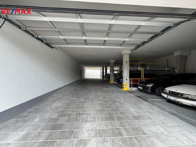 Pronájem garážového stání, Praha - Libeň, Primátorská, 2590 m2