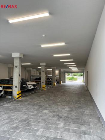 Pronájem garážového stání, Praha - Libeň, Primátorská, 2590 m2