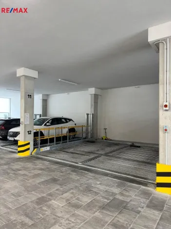 Pronájem garážového stání, Praha - Libeň, Primátorská, 2590 m2