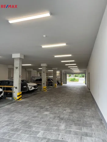 Pronájem garážového stání, Praha - Libeň, Primátorská, 2590 m2