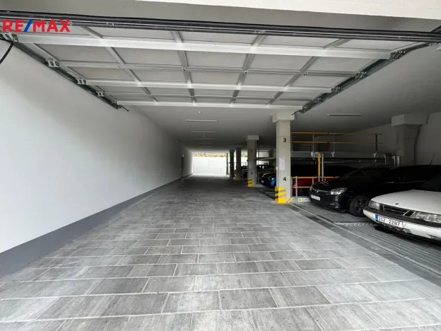 Pronájem garážového stání, Praha - Libeň, Primátorská, 2590 m2