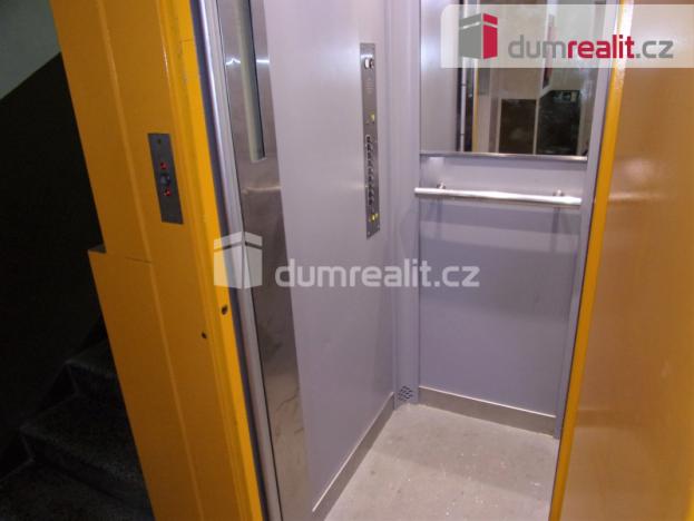 Pronájem bytu 2+1, Karlovy Vary, Charkovská, 48 m2