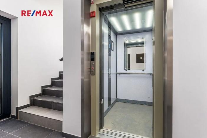 Prodej bytu 1+kk, Praha - Uhříněves, Douchova, 30 m2