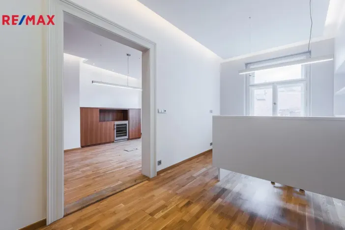 Pronájem kanceláře, Praha - Staré Město, Staroměstské náměstí, 195 m2