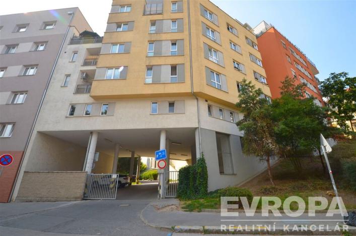 Prodej garážového stání, Praha - Košíře, Plzeňská, 16 m2