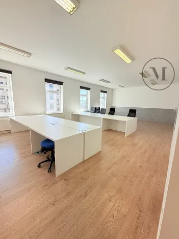 Pronájem kanceláře, České Budějovice, Nádražní, 180 m2