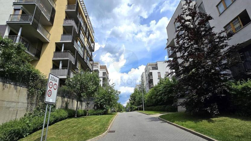 Pronájem garážového stání, Praha - Hrdlořezy, Nad Smetankou, 12 m2