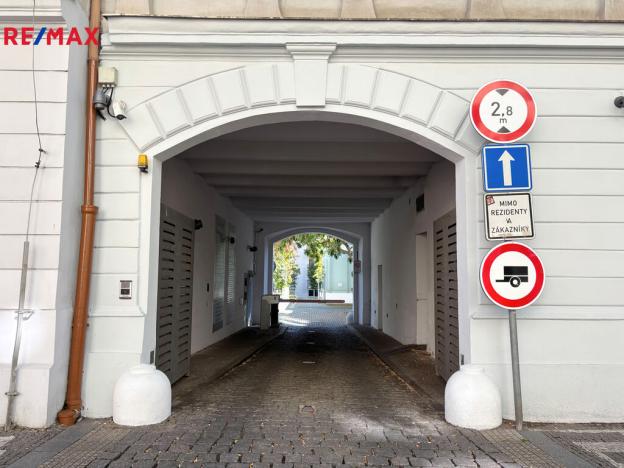 Pronájem garážového stání, Praha - Vinohrady, Korunní, 13 m2