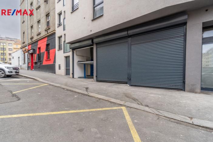 Pronájem garážového stání, Praha - Nusle, Rostislavova, 15 m2