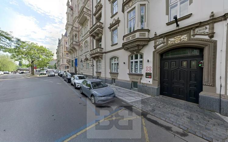 Pronájem garážového stání, Praha - Smíchov, Janáčkovo nábřeží, 15 m2
