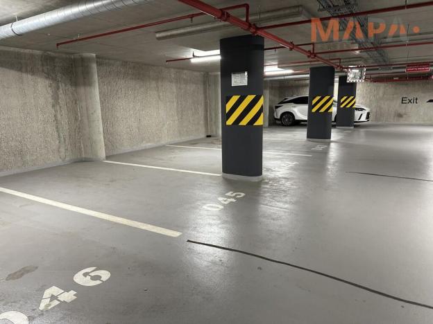 Pronájem garážového stání, Praha - Holešovice, V háji, 12 m2