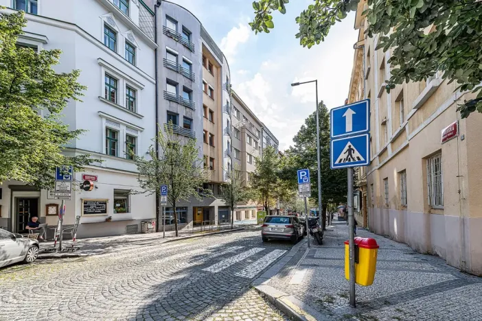 Pronájem garážového stání, Praha - Vinohrady, Záhřebská, 12 m2