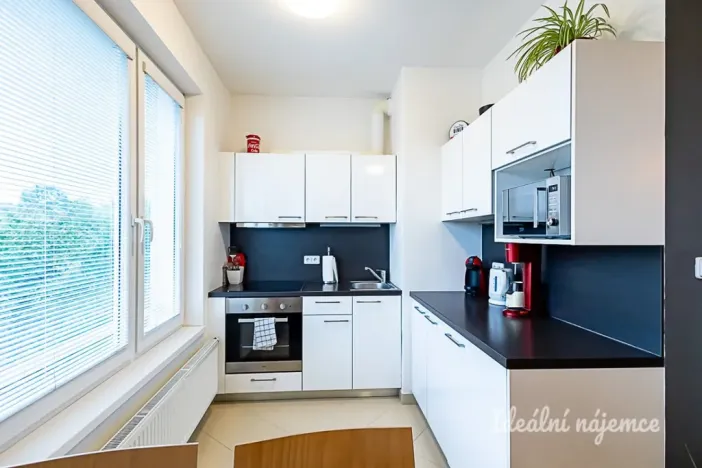 Pronájem bytu 1+kk, Praha - Hloubětín, Nademlejnská, 32 m2