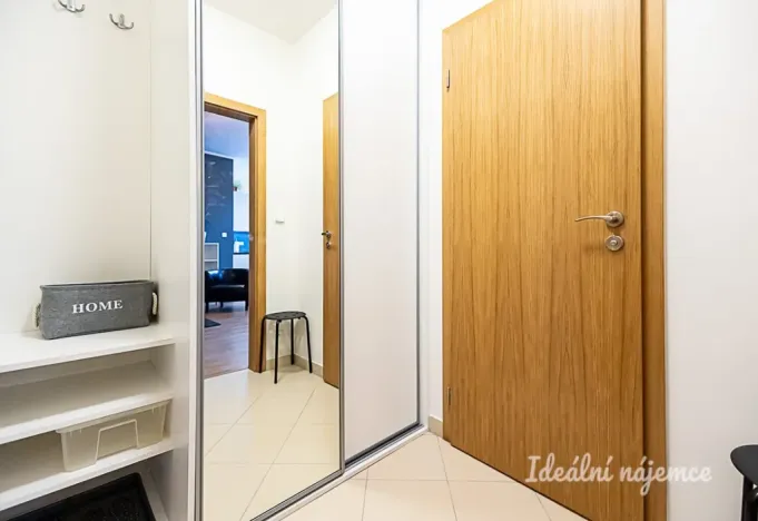 Pronájem bytu 1+kk, Praha - Hloubětín, Nademlejnská, 32 m2