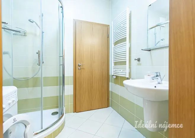 Pronájem bytu 1+kk, Praha - Hloubětín, Nademlejnská, 32 m2