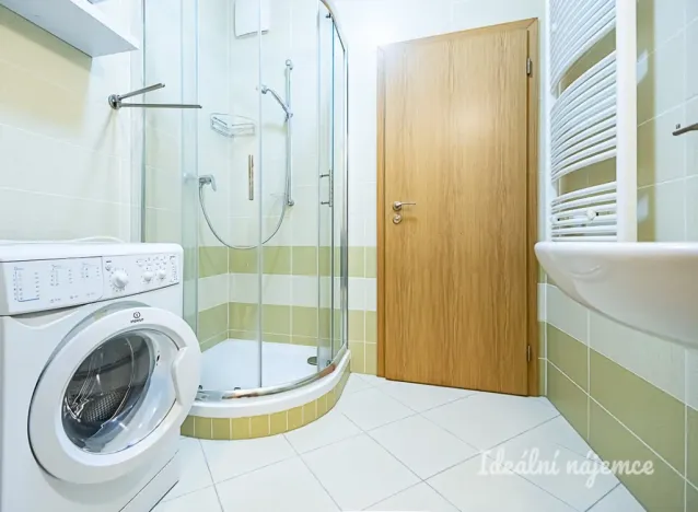 Pronájem bytu 1+kk, Praha - Hloubětín, Nademlejnská, 32 m2