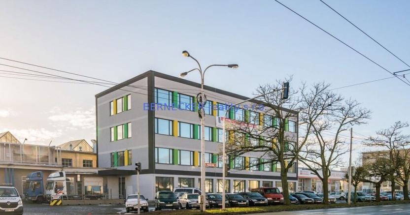 Prodej kanceláře, Hradec Králové - Kukleny, Pražská třída, 1600 m2