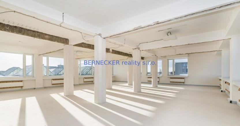 Prodej kanceláře, Hradec Králové - Kukleny, Pražská třída, 1600 m2
